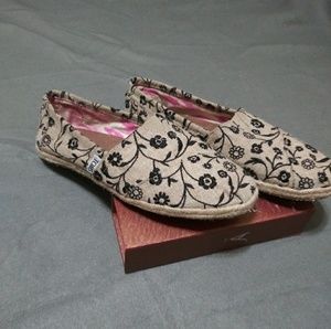 NWT TOM'S LADIESSLIP ON SHOES BEIGE/BLACK SIZE W 8